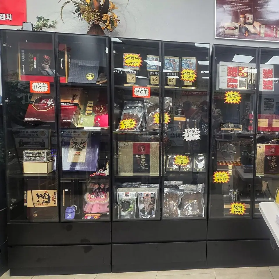 Glass cabinets of red ginseng, black ginseng and gift sets with yellow price stars and HOT tags